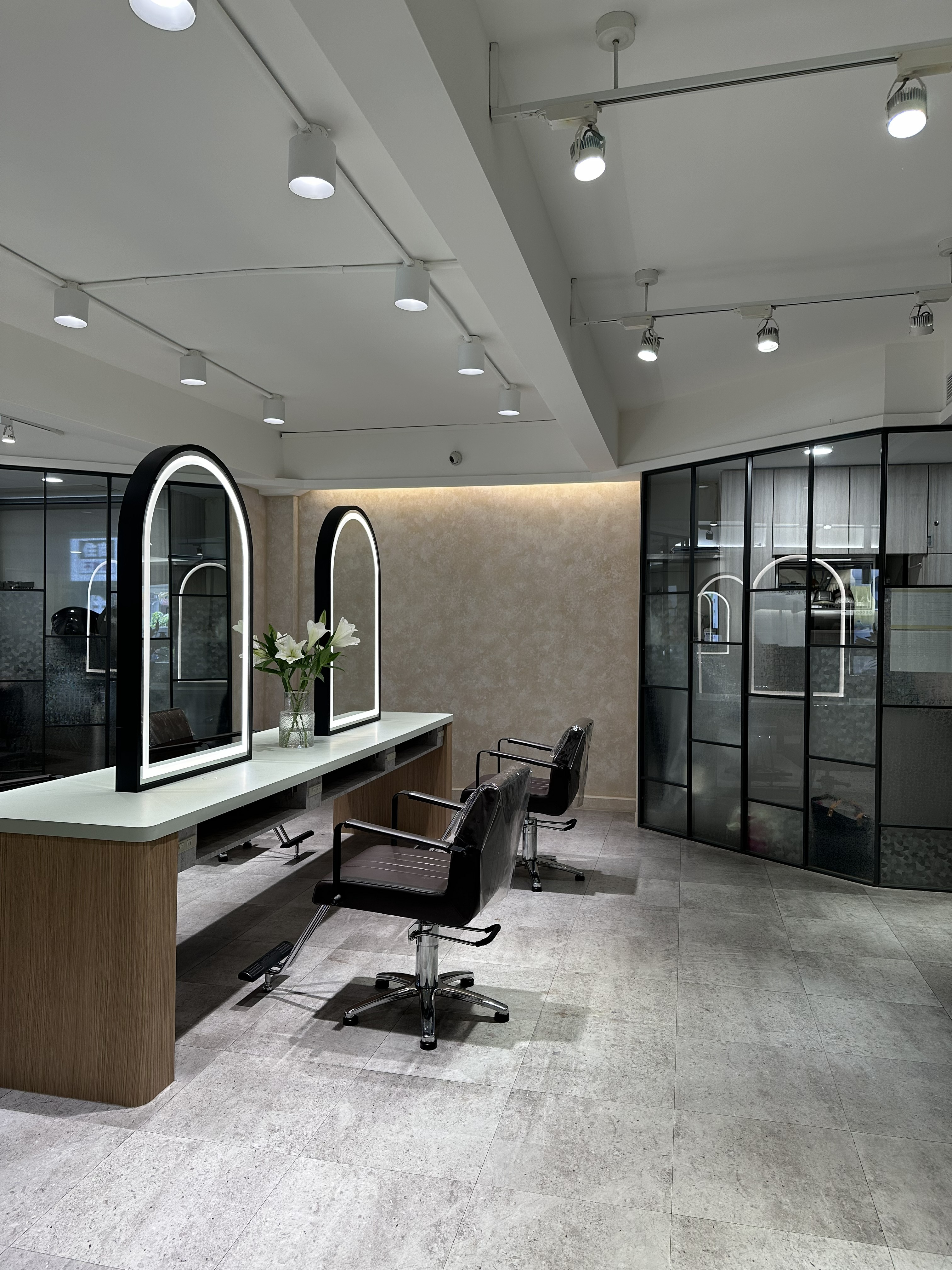 FaceColor 中和站店雙面拱型發光鏡與髮型諮詢區
